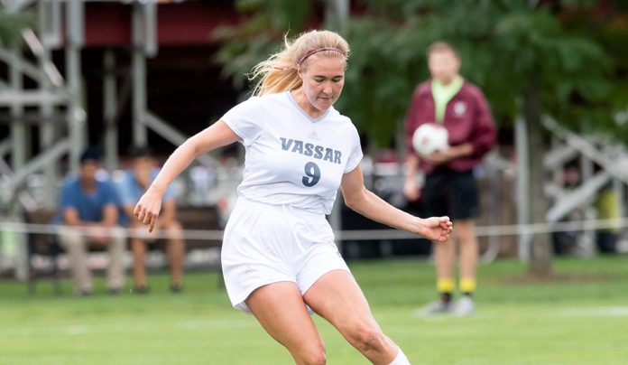 A Dahlia Chroscinski header in the 67th minute proved to be the difference, as the Vassar College women’s soccer team (2-2-0) snapped a two-game losing streak with a 2-1 victory over Stevens (2-2-0) on Sunday at the DeBaun Athletic Complex in each squad’s final game of the 15th Annual Engineering Cup.