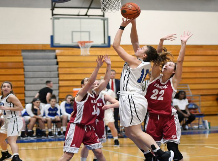 The Mount Saint Mary College Women’s Basketball team won its sixth straight game on Saturday afternoon, defeating previously undefeated Old Westbury 62-52. Kayla Cleare and Elizabeth Limonta combined for 31 points to lead the Knights.