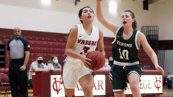 Powered by a game and career-high 28 points from senior captain Dani Douglas, the Vassar College women’s basketball team defeated William Smith College, 95-71 in Liberty League action on Saturday afternoon. Photo: Jorge Adames Reyes