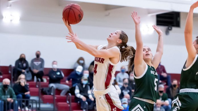 Vassar senior captain Sarah Gillooly scored a game-high 19 points as the Brewers posted a 60-54 win over Union College in Liberty League play. Photo: Carlisle Stockton