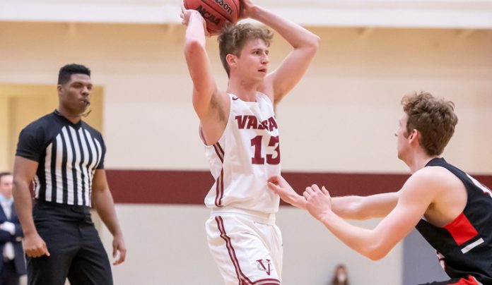 Junior Guard Kevin McAuliffe scored 11 points as the Vassar men’s basketball team fell 59-72 to Ithaca in the final game of the regular season on Saturday afternoon. Photo: Carlisle Stockton
