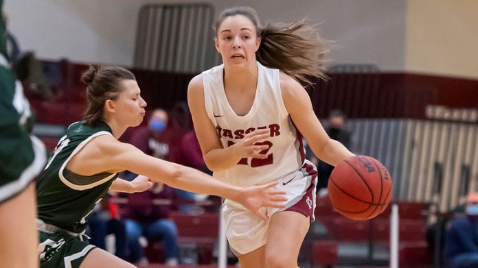 Vassar Freshman Guard Tova Gelb scored seven points, helping to lift the Vassar women’s basketball team to a 58-53 victory over Rensselaer Polytechnic Institute (RPI) in Liberty League action on Saturday afternoon. Photo: Carlisle Stockton