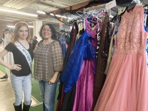 For the past two Sundays at Middletown’s Sinai Temple, local high school students have had the opportunity to select prom dresses as well as other needed formal gowns as well as tuxes, suits and a host of accessories, including makeup, jewelry and shoes, all free of charge at the Annual Prom Dress and Men’s Suit Extravaganza.