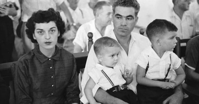 Carolyn Bryant with her husband and children. Photo: (source: biographymask.com / Everipedia)