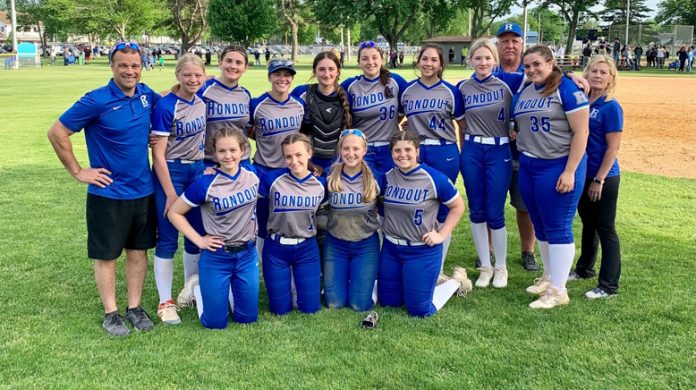 Rondout Valley High School Varsity Softball players pose for a photo during the Spring 2022 season.