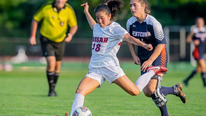 Sophomore midfielder Noelle Namba’s first half tally and a strong defensive effort proved the key factor as Vassar bested RIT, 1-0 in Liberty League women’s soccer action on Saturday afternoon. Photo: Carlisle Stockton