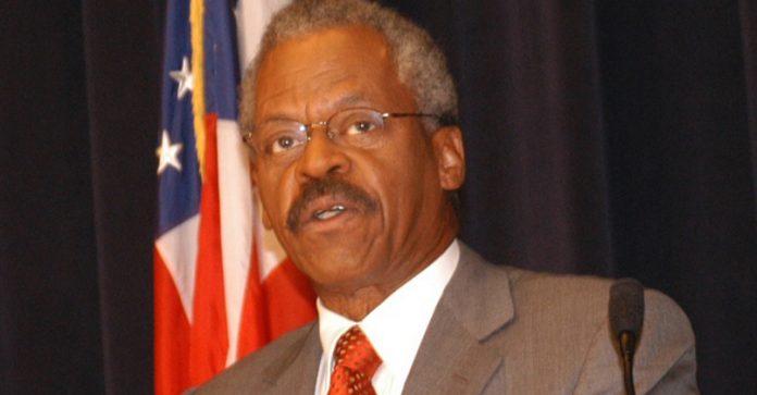 CNN anchor emeritus Bernard Shaw accepts the 2007 NABJ Lifetime Achievement Award in Journalism, August 2007 at the National Association of Black Journalists Annual Convention and Career Fair in Las Vegas, Nevada.