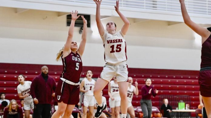 Freshman Sierra McDermed poured in a game-high 17 points as the Vassar College Women’s Basketball team earned a hard fought come from behind victory over Union 60-54 on Tuesday evening. Photo: Carlisle Stockton