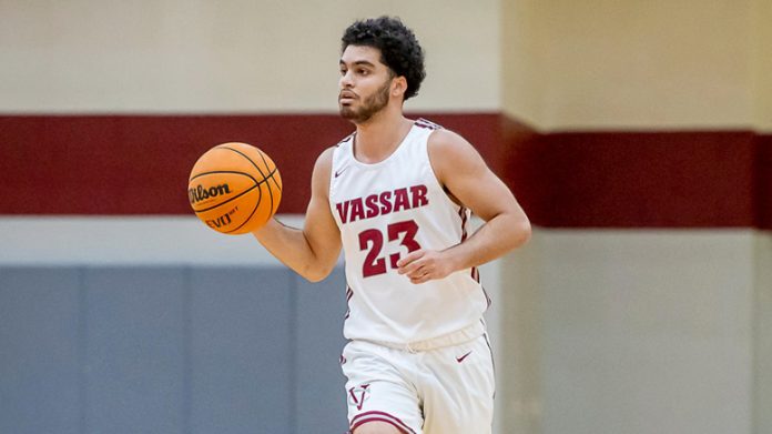 Luke Adams scored 17 points as the Vassar men’s basketball team came-from-behind on Saturday for a 63-58 win over Clarkson University. Photo: Carlisle Stockton