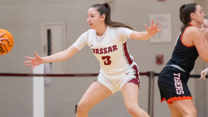 Behind a career-high 20 points from rookie Maddie Ahearn, the Vassar College women’s basketball team defeated Bard College, 70-41. Photo: Carlisle Stockton