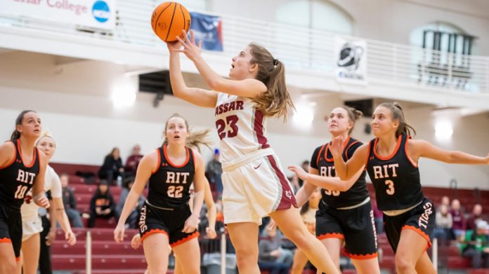 Sophomore Julia Harvey tallied a career-high 27 points as the Vassar College Women's Basketball team gave #10 Ithaca College its first loss in two months with a 75-71 home victory on Saturday afternoon. Photo: Carlisle Stockton