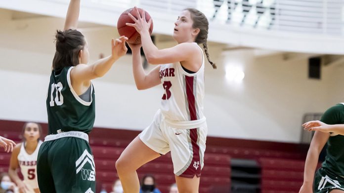 Sophomore Julia Harvey tallied 21 points and 10 rebounds for Vassar as VC falls to 15-8 and 12-4 in Liberty League action. Photo: Carlisle Stockton