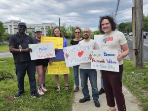 On Sunday, members of grassroots organization For the Many, Mid-Hudson Valley DSA, and Councilmember Megan Deichler greeted and applauded asylum seekers arriving at Poughkeepsie’s Red Roof Inn. 