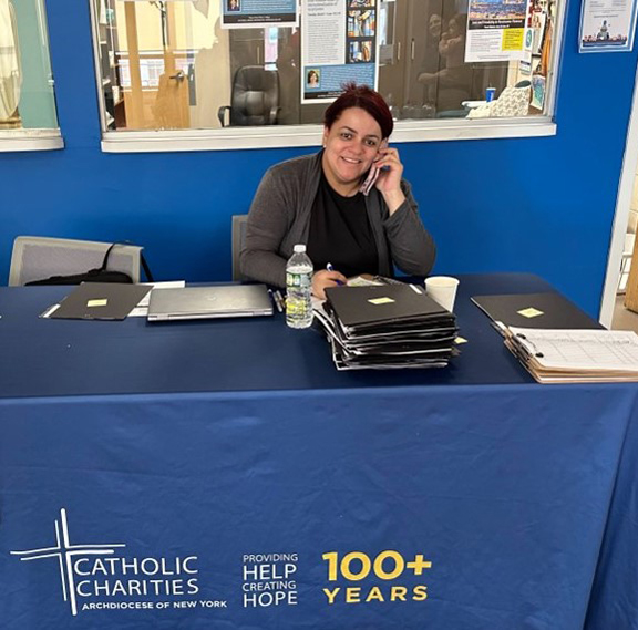 Catholic Charities of the Archdiocese of New York hosted a free community Immigration Information Session and Legal Clinic at Mount Saint Mary College in Newburgh recently. Migration Assistant Maria Quesada greeted the more than 50 immigrant families that attended the clinic for free legal consultations with immigration attorneys and important “Know Your Rights” information sessions.