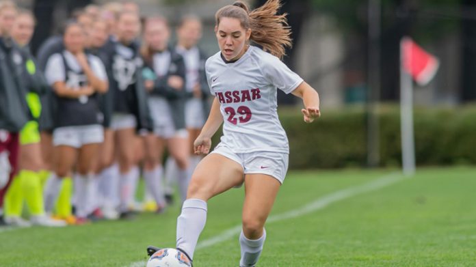 Lucy Getzin scored a goal as the Vassar College Women’s Soccer team held off Skidmore in a 2-1 victory on Saturday. Photo: Carlisle Stockton