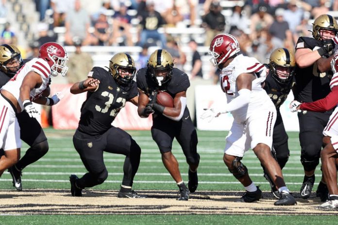 The Army West Point football team (2-6) fell to the Massachusetts Minutemen (2-7) by a score of 21-14 on a sunny, warm fall day at Michie Stadium.