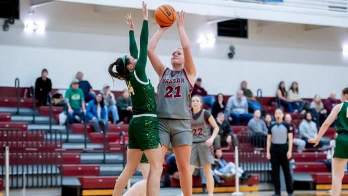 Vassar Sophomore Caroline Siekman collected a career-high 11 rebounds as the Vassar College Women’s Basketball team pulled away for its ninth straight win, a 68-51 triumph over visiting St. Lawrence. Photo: Carlisle Stockton