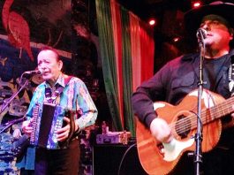 Flaco Jimenez y Max Baca sing a Buck Owens song @ Flamingo Cantina, Austin Tx. Photo: Wikipedia by Steve Terrell