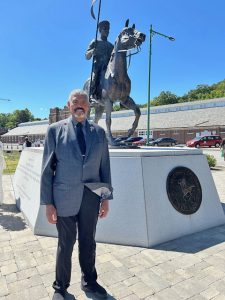 Keynote Speaker, General Vincent K. Brooks, US Army (Ret.) Class of 1980, Vice President of the Gary Sinise Foundation and former Class of 1951 Chair for the Study of Leadership at West Point stands in front of the famous Staff Sergeant Sanders H. Matthews Statue.