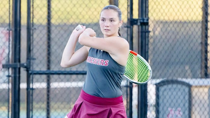 Erin McCusker breezed to her seventh straight singles victory with a 6-2, 6-4 first singles triumph. Photo: Carlisle Stockton
