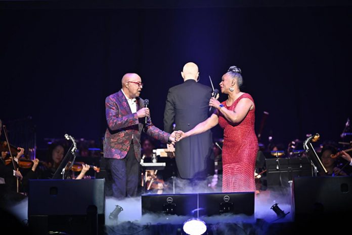 Regina Bell and Peabo Bryson perform together. Photo Credit: Harmony Japan, Courtesy of Regina Belle